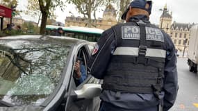 Un policier municipal procédant à un contrôle sur un automobiliste à Paris