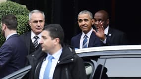 Barack Obama à la sortie d'un hôtel à Paris, le 2 décembre 2017. 