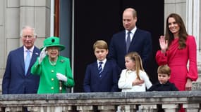 La reine Elizabeth au balcon de Buckingham Palace ce dimanche, accompagnée des autres membres de la famille royale.