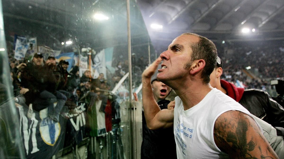 Paolo Di Canio communie avec les supporters de la Lazio après la victoire sur la Roma dans le derby en janvier 2005
