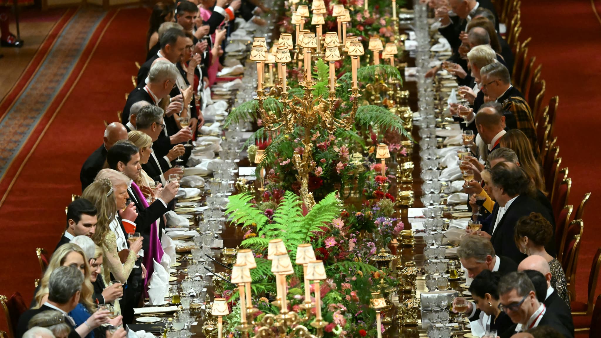 Les invités lèvent leur verre pour porter un toast lors d'un banquet officiel au château de Windsor, à Windsor, le 17 septembre 2025.