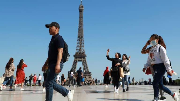 Des promeneurs sur le parvis du Trocadéro, devant la Tour Eiffel, le 22 juin 2020 à Paris