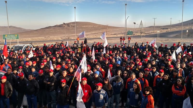 Les ouvriers de la plus grande mine de cuivre du monde, celle d'Escondida au Chili, ont entamé une grève illimitée. 