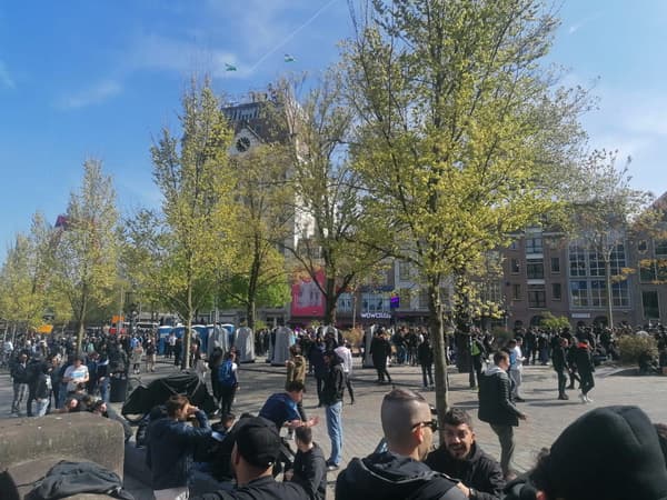 Les supporters marseillais se rassemblent à Rotterdam avant le match contre le Feyenoord, le 28 avril 2022