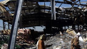 Une usine de Coca Cola à Sanaa, détruite par des attaques aériennes saoudiennes, le 30 décembre 2015 (Photo d'illustration)