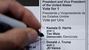 Un bulletin de vote de l'élection présidentielle américaine de 2024 où figurent les noms de Kamala Harris, Donald Trump, et de leurs colistiers, octobre 2024