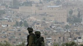 Des soldats israéliens devant le Tombeau des Patriarches, à Hébron, le 7 novembre 2015.