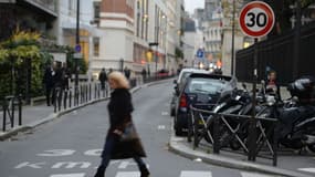 Une rue de Paris limitée à 30 km/h. 