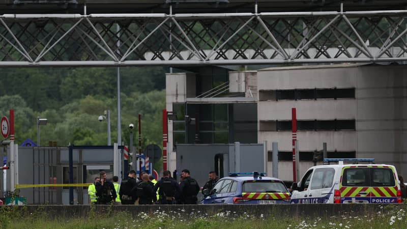 Des policiers se rassemblent sur le site d'une attaque à la voiture bélier qui a eu lieu à un péage routier à Incarville dans l'Eure, dans le nord de la France, le 14 mai 2024.