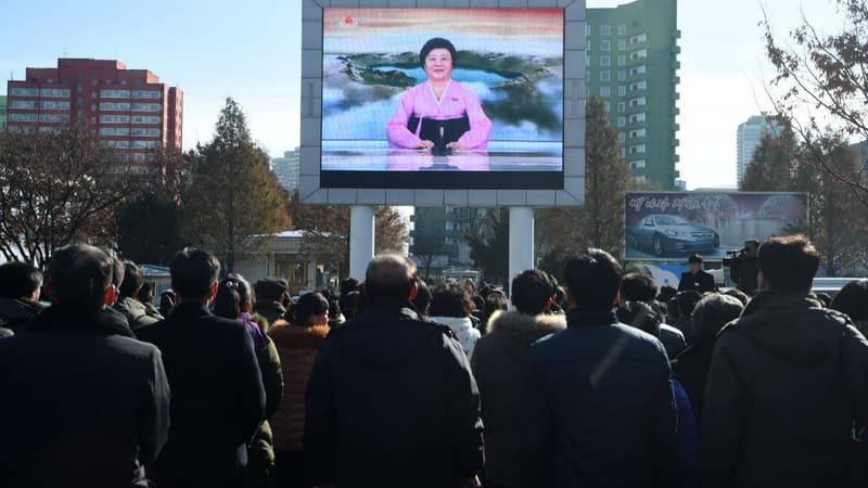 Des Nord-Coréens à Pyongyang devant un écran géant lors de l'annonce du nouveau tir de missile le 29 novembre 2017