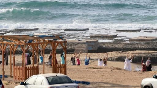 Des femmes libyennes participent à une séance de yoga sur la plage à Tripoli, le 14 avril 2016 Des femmes libyennes participent à une séance de yoga sur la plage à Tripoli, le 14 avril 2016