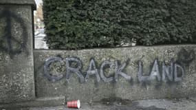 Une inscription "Crack Land" près d'un camp de fortune habité par des consommateurs de crack à la Porte de la Villette à Paris, le 24 janvier 2022.