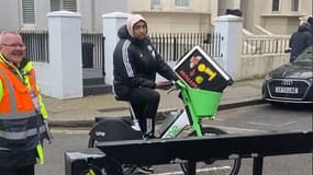 Kenny Tete quitte Stamford Bridge sur un vélo en libre service après Chelsea-Fulham (1-0), le 13 janvier 2024
