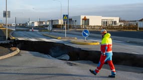 Une faille provoquée par une remontée de magma dans la ville de Grindavik, au sud-ouest de l'Islande.