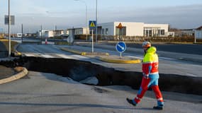 Une faille provoquée par une remontée de magma dans la ville de Grindavik, au sud-ouest de l'Islande.