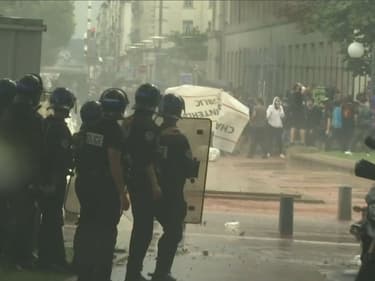 Les forces de l'ordre ont essuyé des jets de projectiles à proximité de la Place Bellecour à Lyon lors d'une manifestation contre le pass sanitaire, le 24 juillet 2021.
