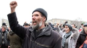 Des manifestants pro-russes devant le Parlement de Donetsk, mercredi.