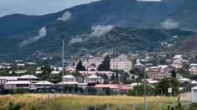 La fumée d'une explosion au sommet d'une colline située près de Stepanakert, la capitale de la région séparatiste arménienne située à l'intérieur du Haut-Karabakh, le 19 septembre 2023.