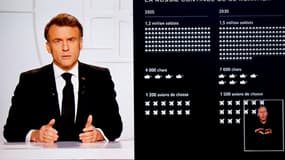 L'allocution du président français Emmanuel Macron retransmise sur un écran de télévision le 5 mars 2025