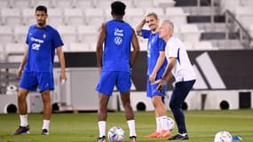 Didier Deschamps face à Antoine Griezmann et Aurélien Tchouaméni, à Doha le 28 novembre 2022