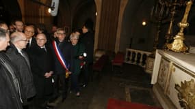 Le ministre de l'Intérieur Bernard Cazeneuve à l'église Saint-Louis de Fontainebleau, le 11 janvier 2016