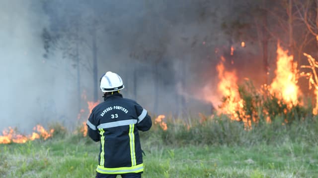 Un pompier devant des arbres en feu jeudi 20 avril en Gironde