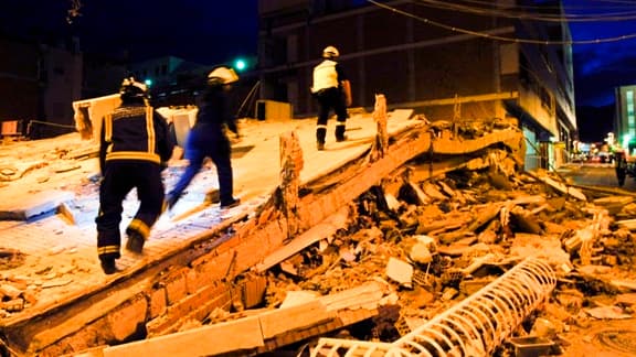 Secouristes sur des ruines du séisme à Lorca (Espagne), jeudi à l'aube.