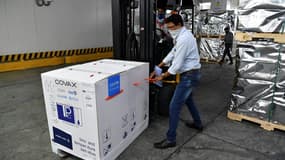 Livraison de vaccins contre le Covid-19 par le système Covax, le 24 février 2021 à l'aéroport de Bombay, en Inde
