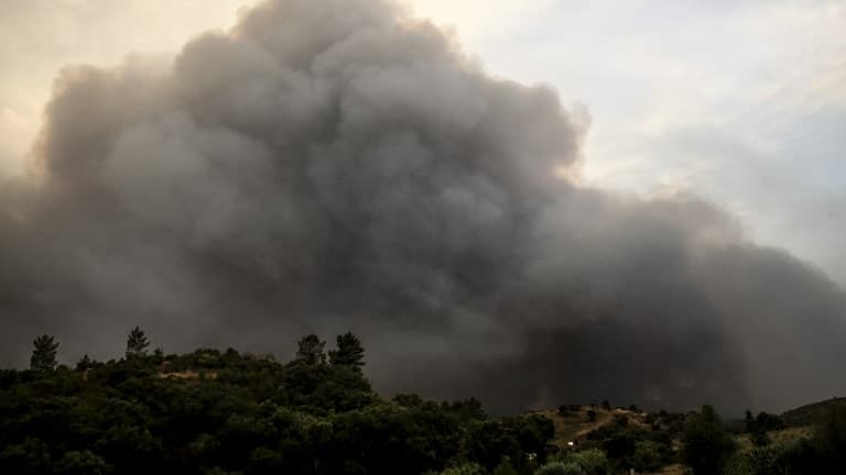 Après avoir annoncé que 95% du périmètre de l'incendie était "sous contrôle", les autorités ont reconnu lundi soir que la situation s'était aggravée en raison des conditions météorologiques.
