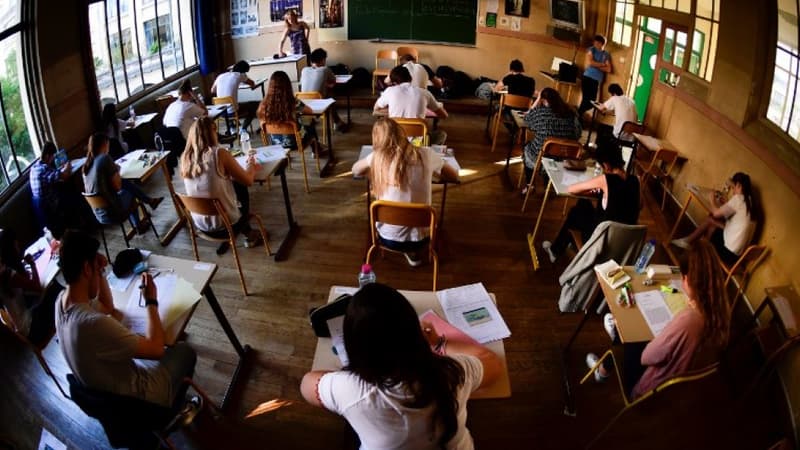 Des élèves lors du Bac de philosophie à Paris, en juin 2017. - Martin BUREAU / AFP