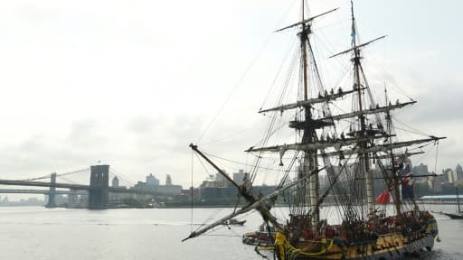 La réplique de la frégate Hermione arrive à South Street Seaport à New York le 1er juillet 2015