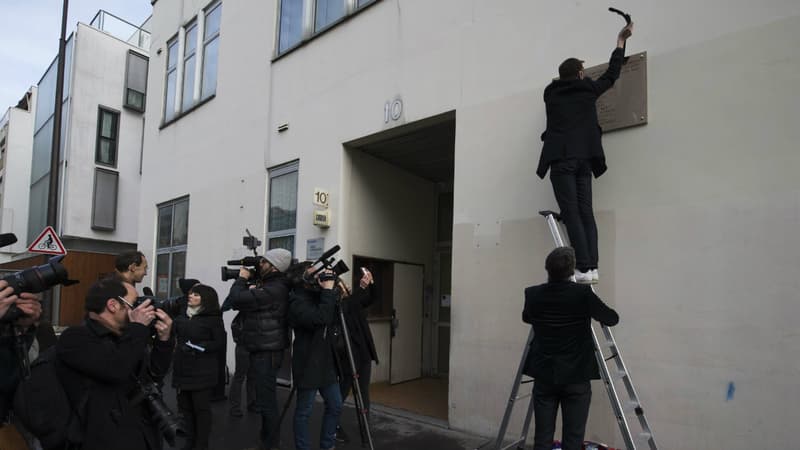 Une plaque en mémoire des victimes de la fusillade dans les locaux de Charlie Hebdo, rue Nicolas-Appert à Paris, a été dévoilée début janvier 2016.