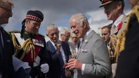 Le roi Charles et le major Jonathan Thompson à Bordeaux, le 22 septembre 2023.