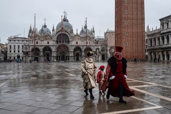 Des artisans défilent en costume devant la basilique Saint-Marc à Venise, le 7 février 2021