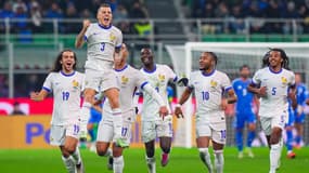 Lucas Digne et les Bleus fêtent la victoire de l'équipe de France en Italie en Ligue des nations, 17 novembre 2024