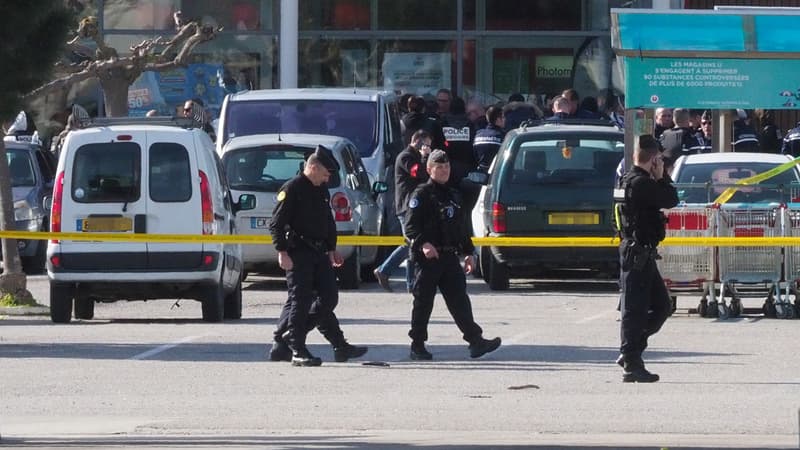 Des policiers sur les lieux de la prise d'otages à Trèbes, le 23 mars 2018.