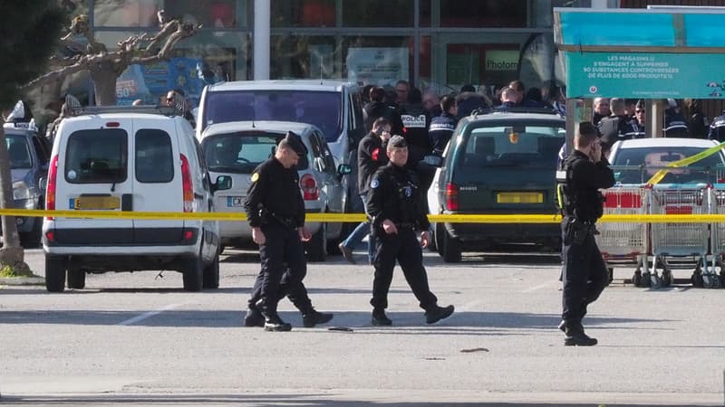 Des policiers sur les lieux de la prise d'otages à Trèbes, le 23 mars 2018. 