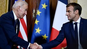 Joe Biden et Emmanuel Macron se serrent la main, vendredi 29 octobre.