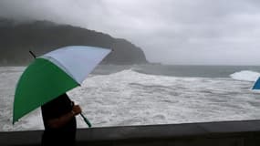 Vent et mer agitée avant l'arrivée du cyclone Belal, le 14 janvier 2024 à Saint-Denis-de-La-Réunion