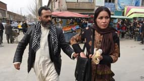 L'actrice afghane Leena Alam (g), qui tient le rôle principale de "Shereen's law", s'apprête à jouer une scène de cette série, le 11 mars 2015 à Kaboul
