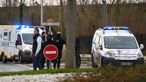 Policiers sur les lieux de l'attaque à Villejuif, vendredi 3 janvier 2020