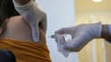 Une volontaire reçoit le vaccin contre le ovid-19 développé par l'entreprise chinoise Sinovac Biotech, le 21 juillet 2020 à Sao Paulo, au Brési