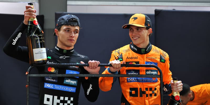 Lando Norris et Oscar Piastri célèbrent le titre de champion du monde des constructeurs de McLaren, le 5 octobre 2025