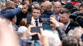 Le président Emmanuel Macron, candidat à sa réélection, lors d'un déplacement de campagne, le 31 mars 2022 à Fouras, en Charente-Maritime