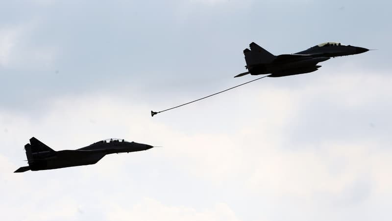 Des MiG-35 survolent l'espace aérien de Moscou, le 16 août 2011.