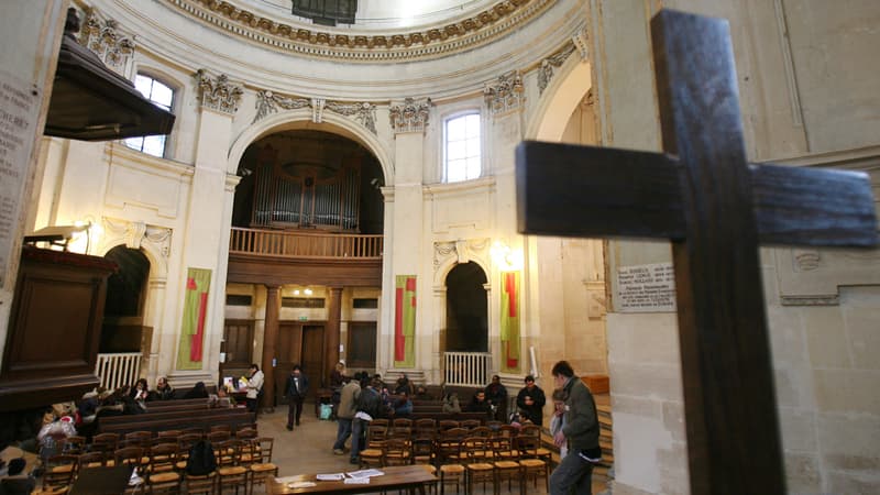 L'intérieur d'un temple protestant (illustration)