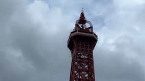 Jean-Claude se base sur des plans de 1900 pour construire une réplique de la tour Eiffel originelle de 1889.