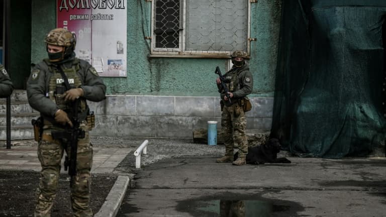 Patrouille ukrainienne dans les rues de Novolouganske, est de l'Ukraine, le 19 février 2022
