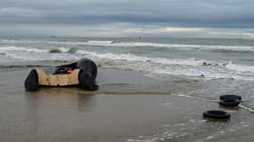 Des gilets de sauvetage, des bouées et un bateau pneumatique dégonflé sur une plage.