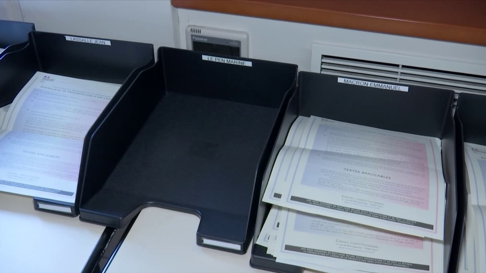 Mardi, la bannette des formulaires de parrainage de Marine Le Pen est restée vide au Conseil constitutionnel. Mardi, la bannette des formulaires de parrainage de Marine Le Pen est restée vide au Conseil constitutionnel.